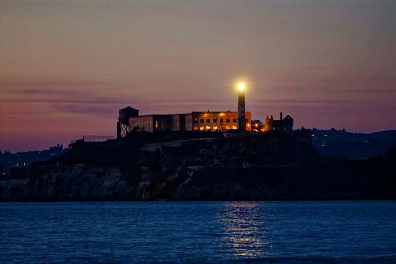 A ilha de Alcatraz à noite