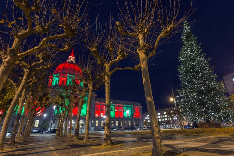 A Prefeitura de São Francisco decorada para o Natal