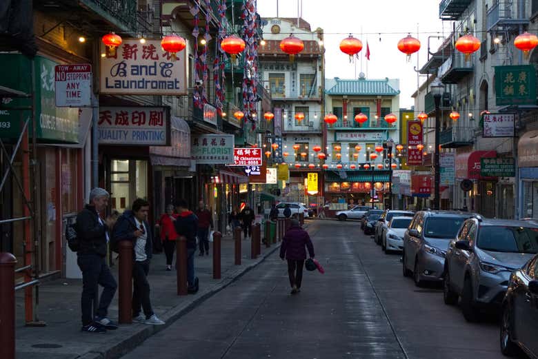 Passeando por Chinatown enquanto começa a anoitecer
