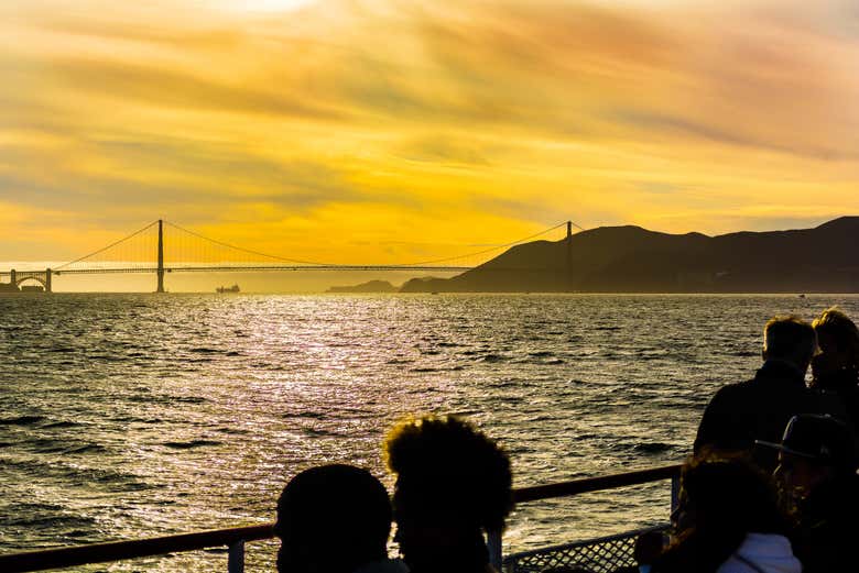 Navegando ao entardecer pela baía de São Francisco