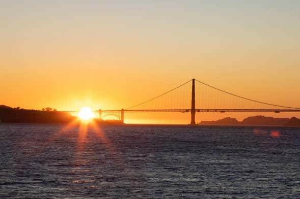 Passeio de barco ao entardecer pela baía de São Francisco