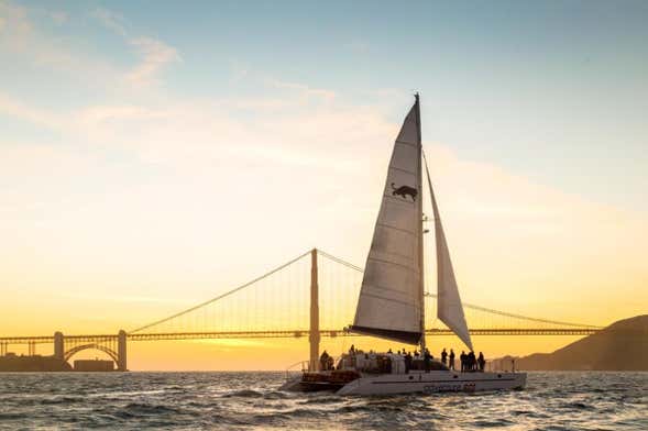Passeio de catamarã ao entardecer